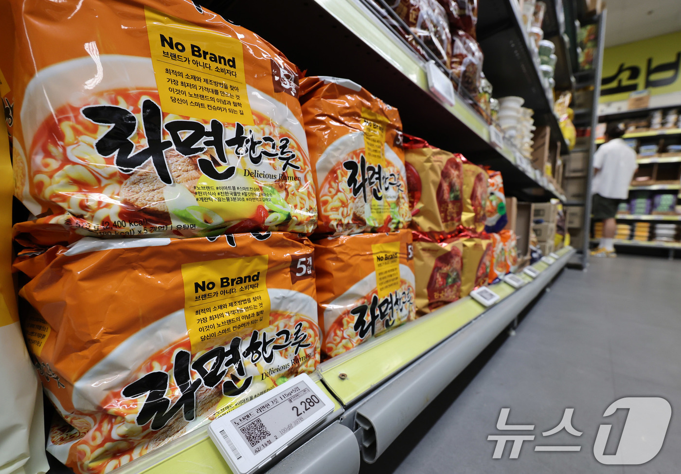 (서울=뉴스1) 박지혜 기자 = 29일 서울 이마트 용산점에 노브랜드 라면한그릇(봉지당 456원)이 진열돼 있다.주요 대형마트와 편의점들이 선보인 400∼500원대 자체 브랜드(P …