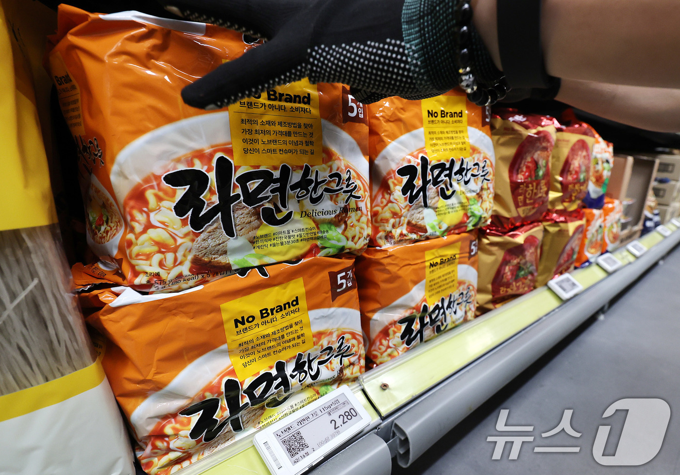 (서울=뉴스1) 박지혜 기자 = 29일 서울 이마트 용산점에서 직원이 PB 상품인 노브랜드 라면한그릇(봉지당 456원)을 진열하고 있다.주요 대형마트와 편의점들이 선보인 400∼5 …