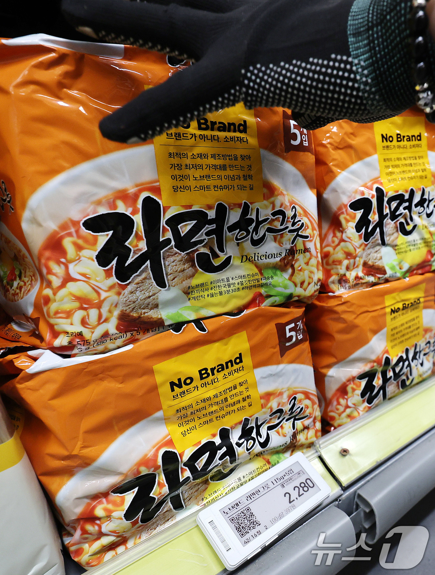(서울=뉴스1) 박지혜 기자 = 29일 서울 이마트 용산점에서 직원이 PB 상품인 노브랜드 라면한그릇(봉지당 456원)을 진열하고 있다.주요 대형마트와 편의점들이 선보인 400∼5 …