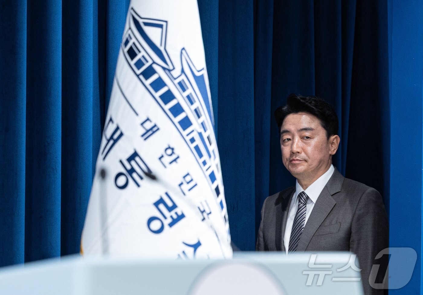 본문 이미지 - 강훈식 대통령 비서실장이 29일 서울 용산구 대통령실 청사에서 수석비서관 등 인선 관련 브리핑을 하기 위해 입장하고 있다. 2025.6.29/뉴스1 ⓒ News1 이재명 기자
