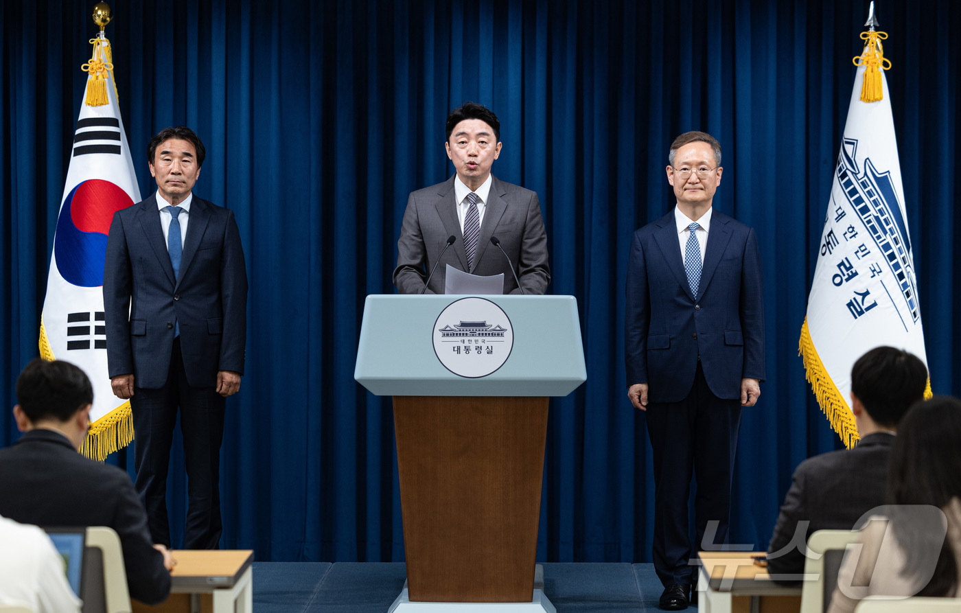 (서울=뉴스1) 이재명 기자 = 강훈식 대통령 비서실장이 29일 서울 용산구 대통령실 청사에서 수석비서관 인선 관련 브리핑을 하고 있다.사진 왼쪽부터 대통령실 경청통합수석에 임명된 …