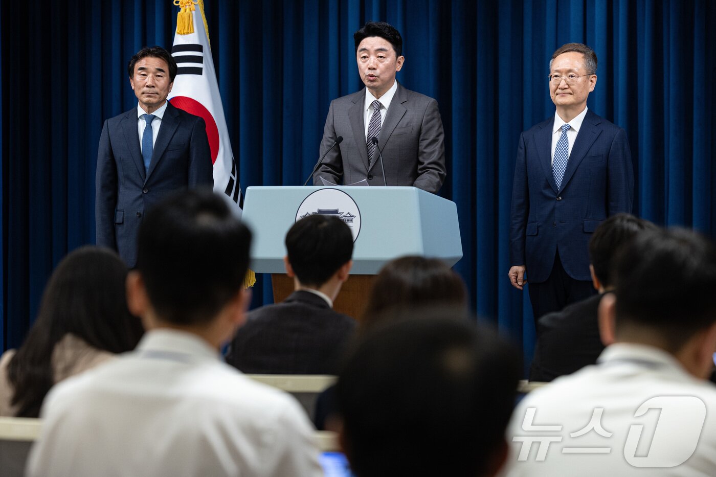본문 이미지 - 강훈식 대통령 비서실장이 29일 서울 용산구 대통령실 청사에서 수석비서관 인선 관련 브리핑을 하고 있다. 사진 왼쪽부터 대통령실 경청통합수석에 임명된 전성환, 강훈식 비서실장, 민정수석으로 임명된 봉욱 김앤장 법률사무소 변호사. 2025.6.29/뉴스1 ⓒ News1 이재명 기자