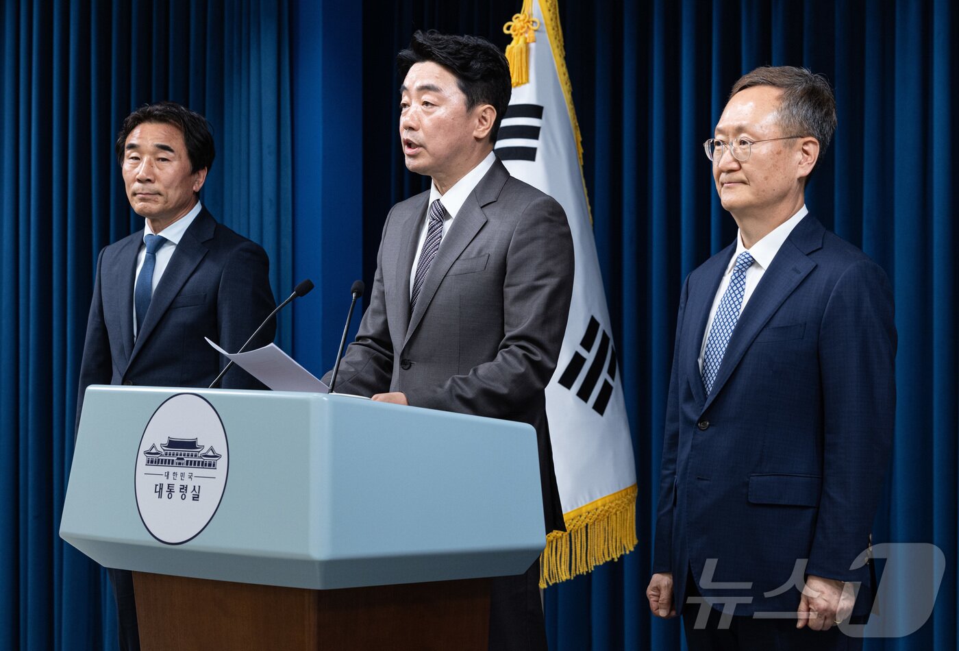 본문 이미지 - 강훈식 대통령 비서실장이 29일 서울 용산구 대통령실 청사에서 수석비서관 인선 관련 브리핑을 하고 있다. 사진 왼쪽부터 대통령실 경청통합수석에 임명된 전성환, 강훈식 비서실장, 민정수석으로 임명된 봉욱 김앤장 법률사무소 변호사. 2025.6.29/뉴스1 ⓒ News1 이재명 기자