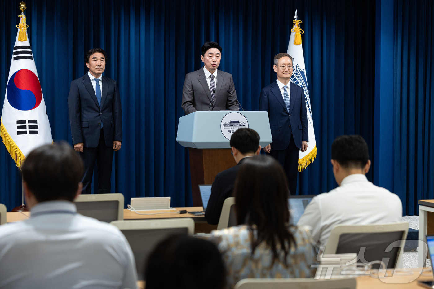 (서울=뉴스1) 이재명 기자 = 강훈식 대통령 비서실장이 29일 서울 용산구 대통령실 청사에서 수석비서관 인선 관련 브리핑을 하고 있다.사진 왼쪽부터 대통령실 경청통합수석에 임명된 …