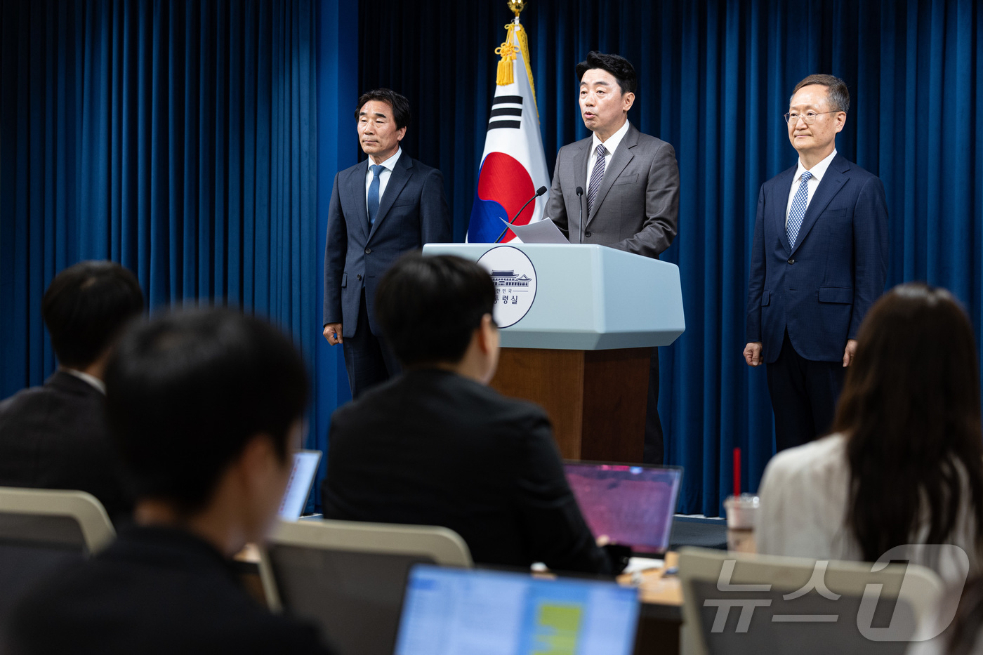 (서울=뉴스1) 이재명 기자 = 강훈식 대통령 비서실장이 29일 서울 용산구 대통령실 청사에서 수석비서관 인선 관련 브리핑을 하고 있다.사진 왼쪽부터 대통령실 경청통합수석에 임명된 …