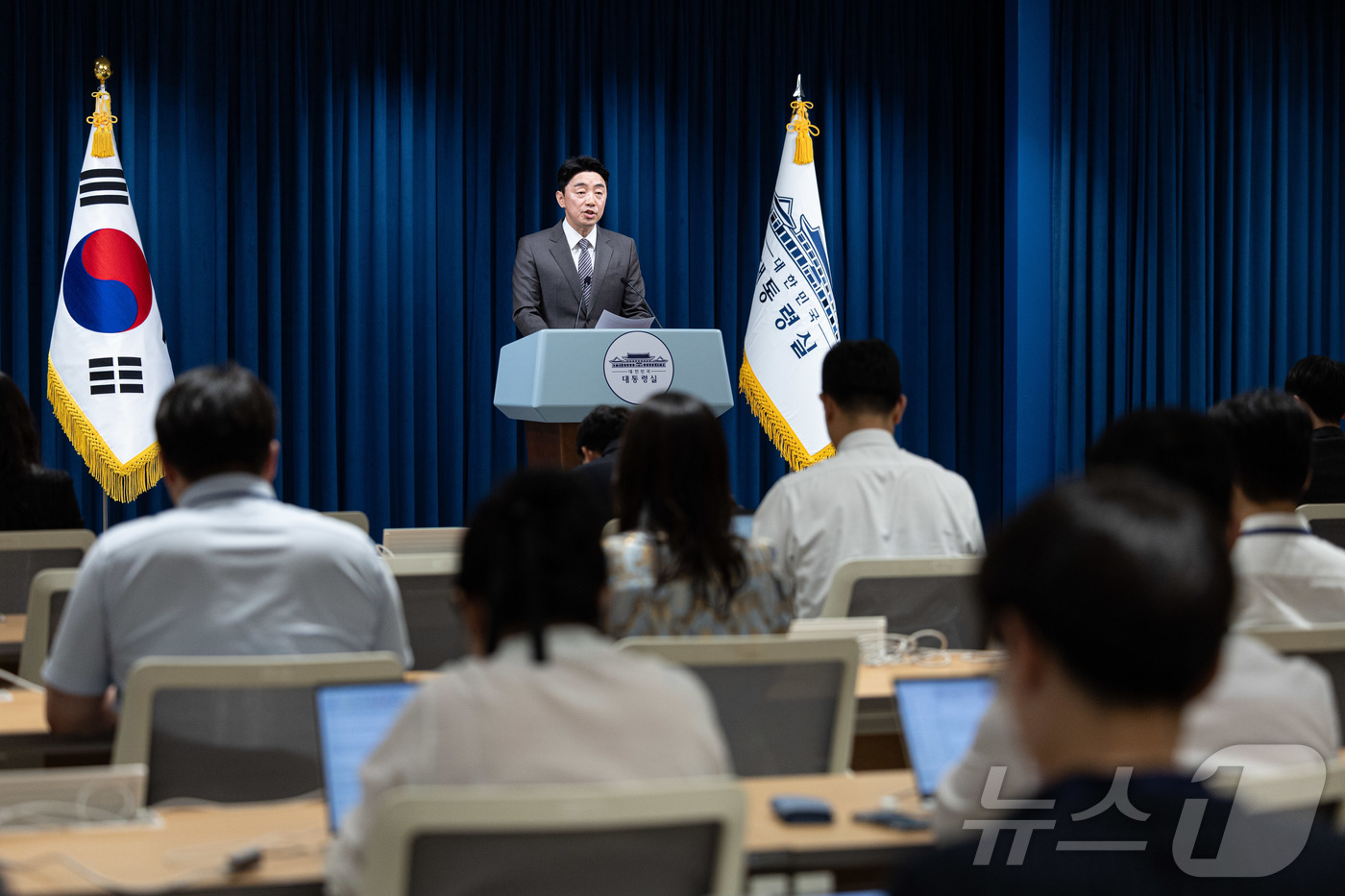 (서울=뉴스1) 이재명 기자 = 강훈식 대통령 비서실장이 29일 서울 용산구 대통령실 청사에서 기획재정부·교육부·산업통상자원부·법무부·행정안전부·보건복지부 등 6개 부처 장관 인사 …