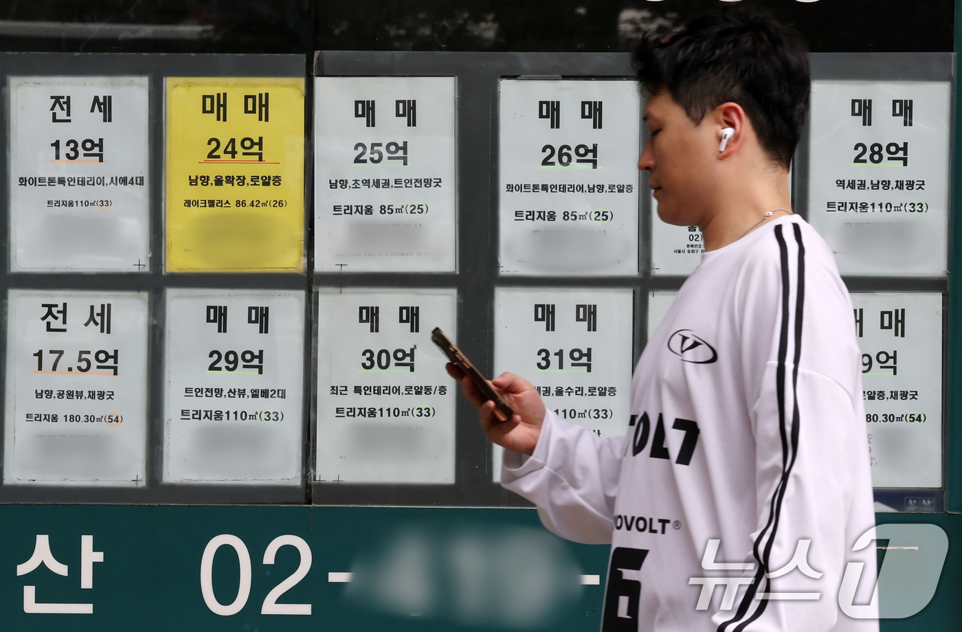 (서울=뉴스1) 박세연 기자 = 29일 서울 송파구 부동산중계업소에 잠실아파트단지 매물정보가 붙어있다.서울 아파트의 74%에 해당하는 127만 6257가구가 정부의 주택담보대출(주 …