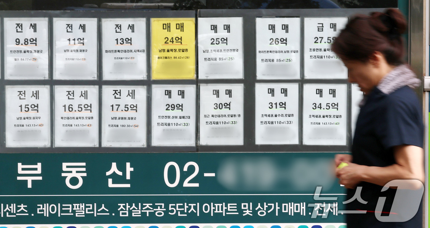 (서울=뉴스1) 박세연 기자 = 29일 서울 송파구 부동산중계업소에 잠실아파트단지 매물정보가 붙어있다.수도권 부동산 시장이 지난 28일부터 시행된 대출 규제 강화로 거래 문의가 급 …
