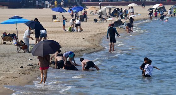'벌써 웃통 벗고 입수'…전국 곳곳 찜통 더위에 피서 행렬(종합)