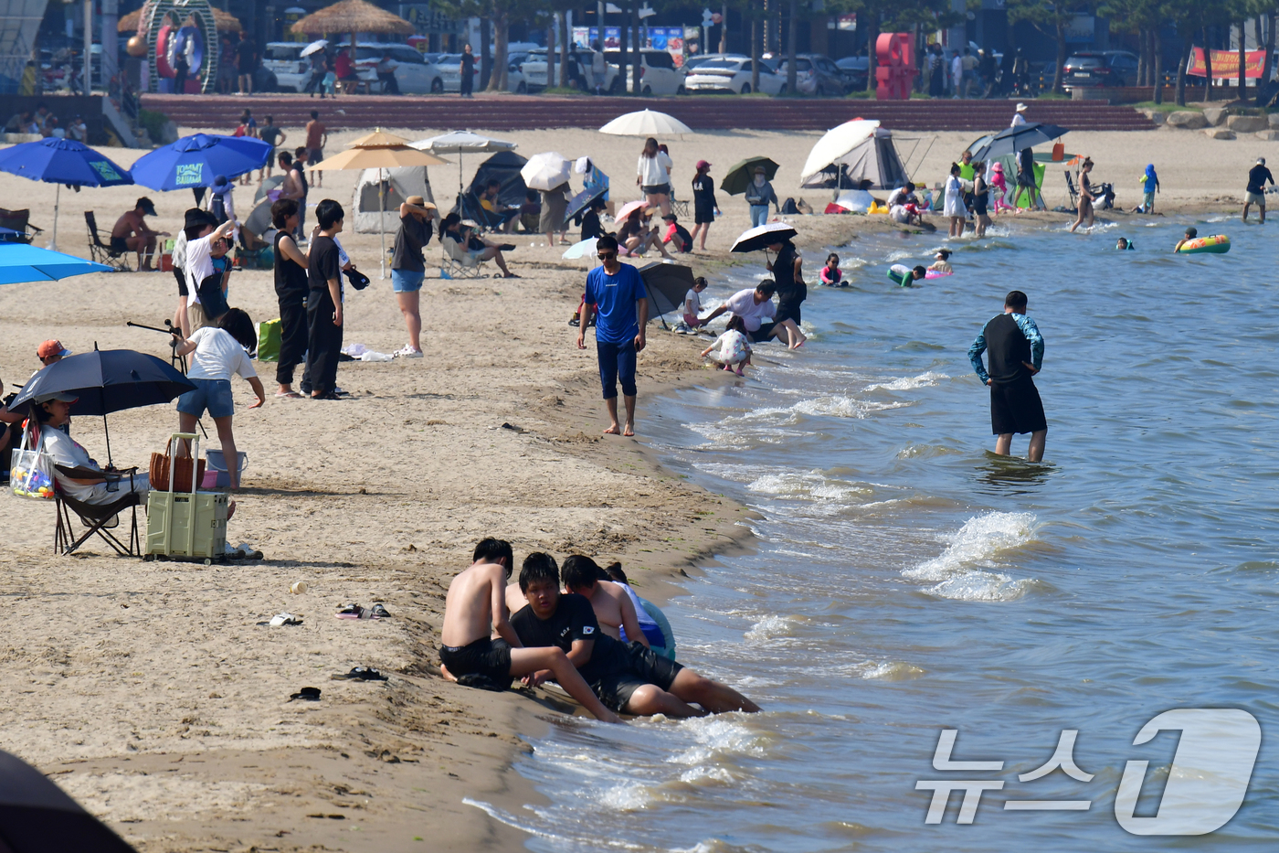 (포항=뉴스1) 최창호 기자 = 29일 경북 포항시 북구 영일대해수욕장에서 어린이들이 바다로 뛰어들어 더위를 식히고 있다. 2025.6.29/뉴스1