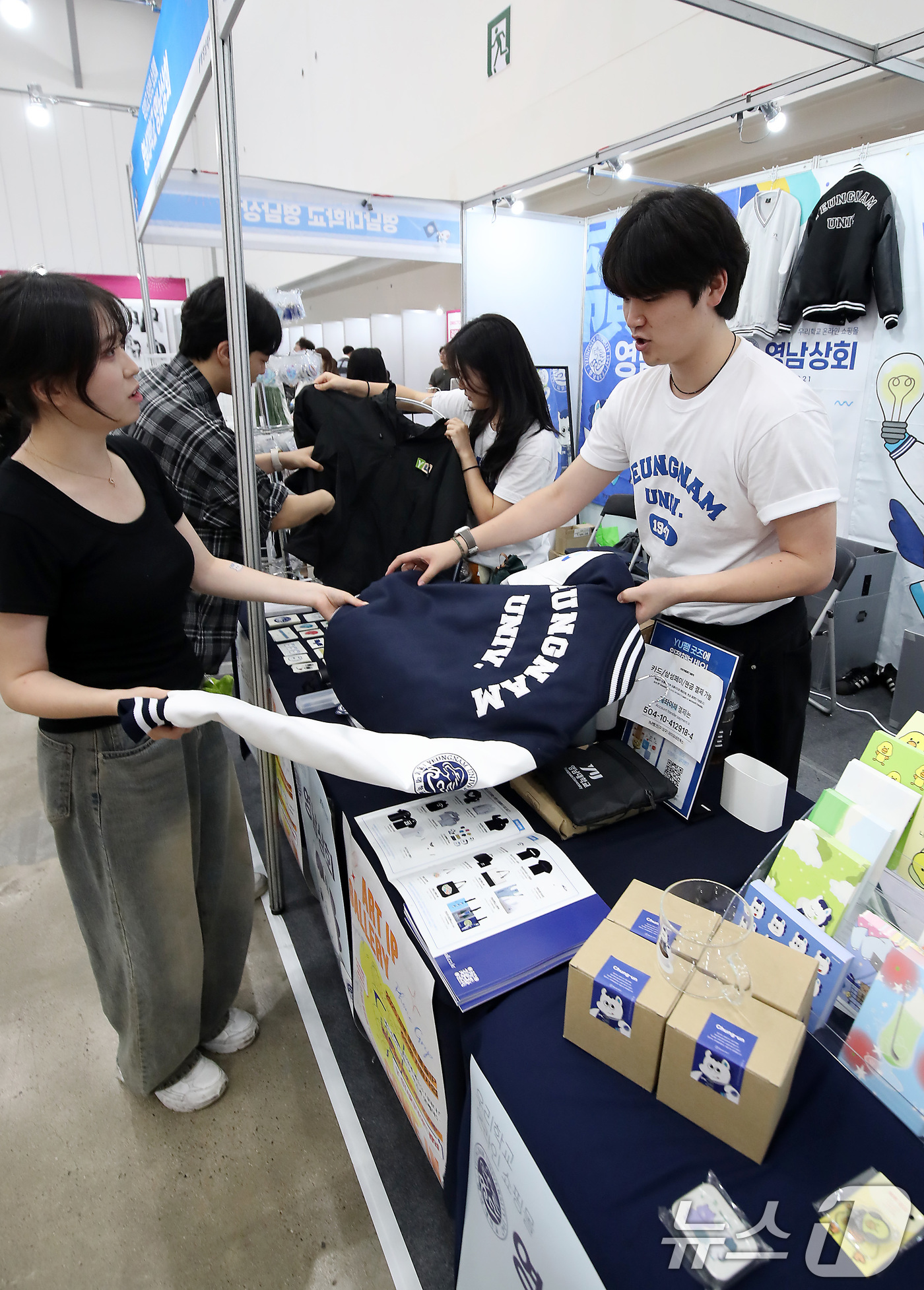 (대구=뉴스1) 공정식 기자 = 29일 오후 대구 북구 엑스코(EXCO)에서 열린 '대구·경북 로컬 브랜드 페스티벌'을 찾은 관람객이 영남대 쇼핑몰 영남상회를 찾아 다양한 상품을 …