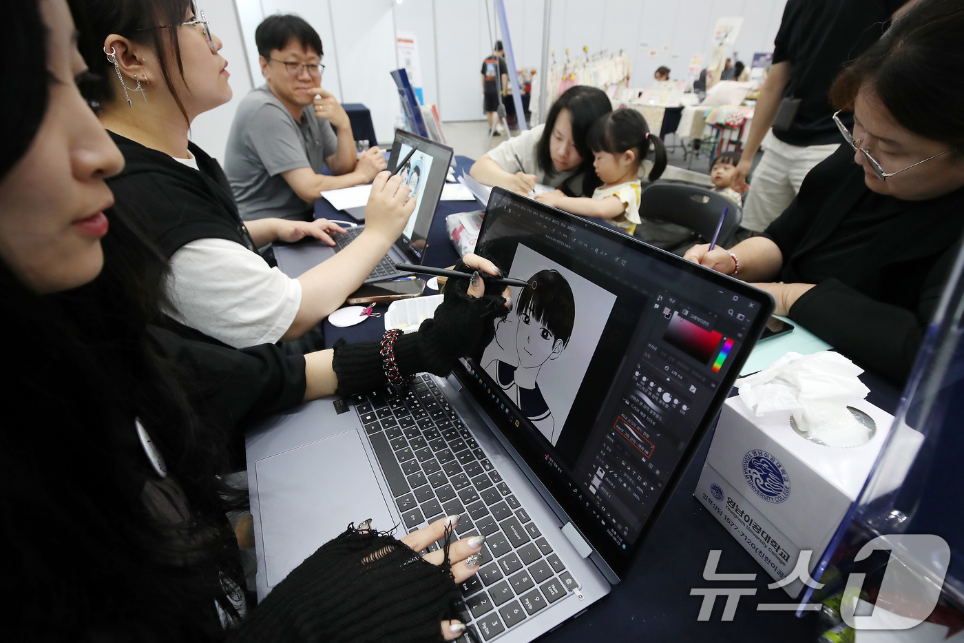 (대구=뉴스1) 공정식 기자 = 29일 오후 대구 북구 엑스코(EXCO)에서 열린 '대구·경북 로컬 브랜드 페스티벌'에 참여한 영남이공대 웹툰과 학생들이 관람객의 캐리커처를 그려주 …