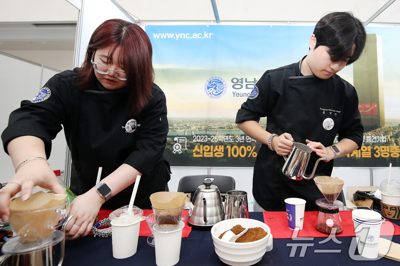 (대구=뉴스1) 공정식 기자 = 29일 오후 대구 북구 엑스코(EXCO)에서 열린 '대구·경북 로컬 브랜드 페스티벌'에 참여한 영남이공대 글로벌외식조리과 학생들이 바리스타 드립커피 …