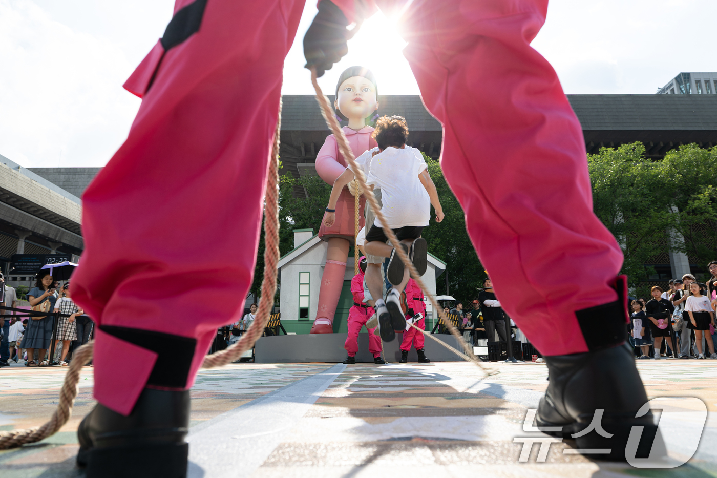 (서울=뉴스1) 이승배 기자 = 29일 오후 서울 세종대로 광화문광장에서 '2025 K콘텐츠 서울여행주간: 소울스팟을 찾아라' 행사의 일환으로 마련된 넷플릭스 오징어 게임 체험존에 …