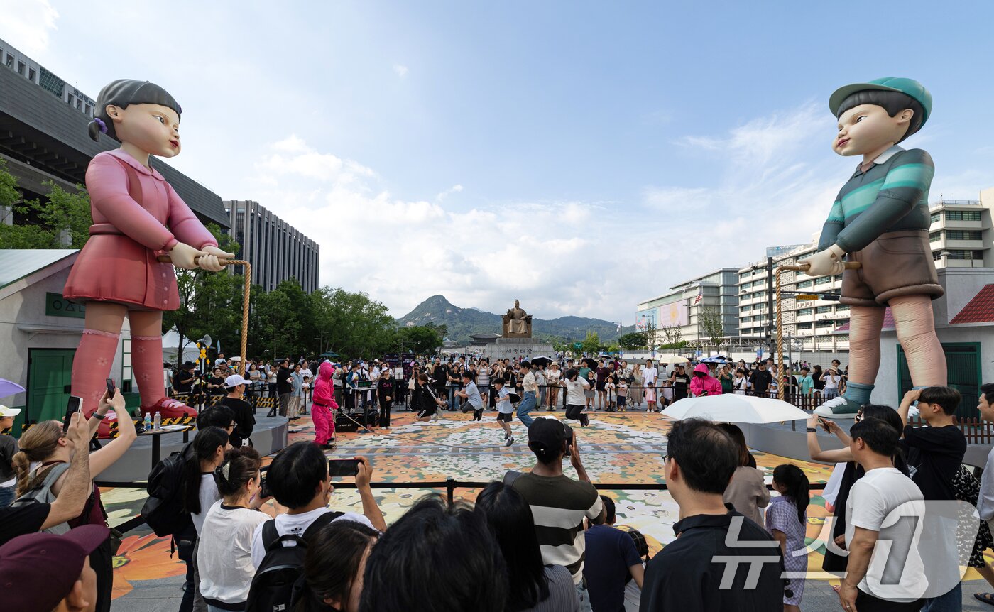 본문 이미지 - 29일 오후 서울 세종대로 광화문광장에서 &#39;2025 K콘텐츠 서울여행주간: 소울스팟을 찾아라&#39; 행사의 일환으로 마련된 넷플릭스 오징어 게임 체험존에서 시민들이 단체 줄넘기를 하고 있다. 2025.6.29/뉴스1 ⓒ News1 이승배 기자