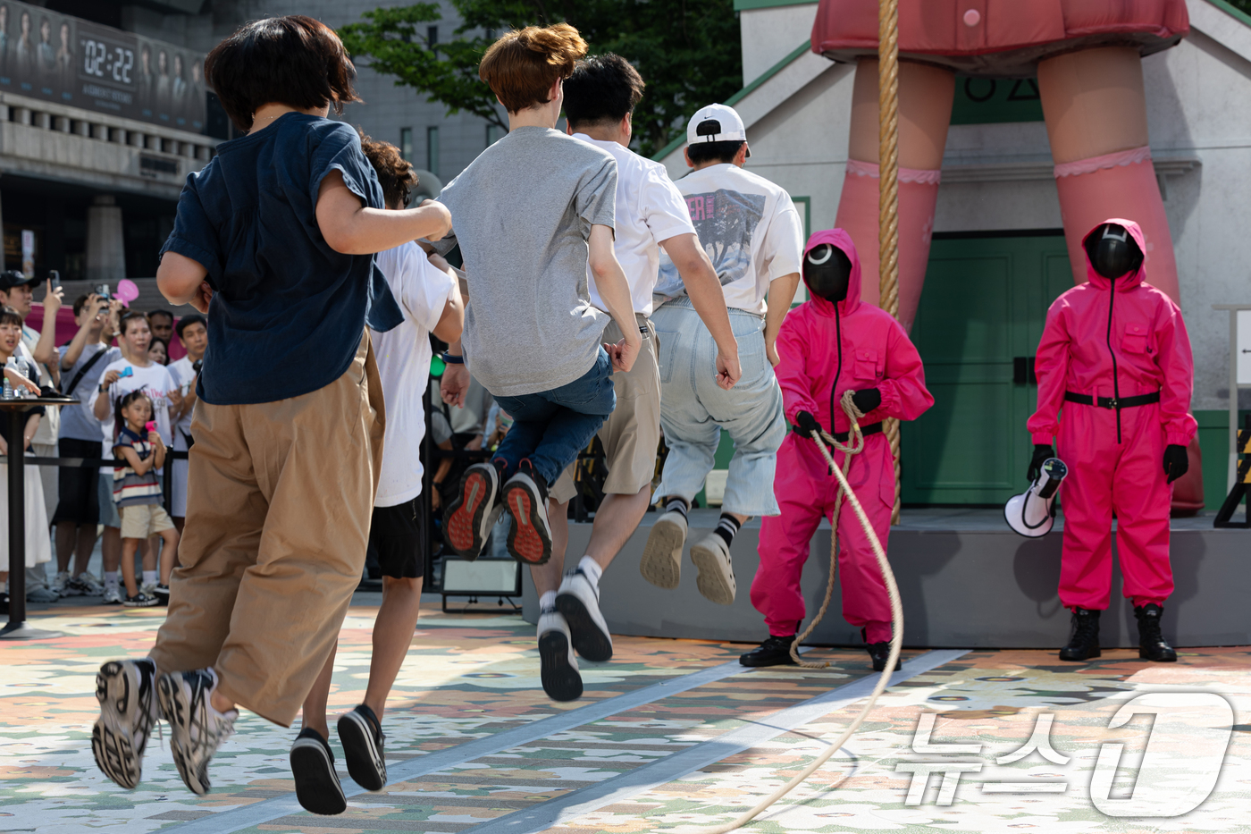 (서울=뉴스1) 이승배 기자 = 29일 오후 서울 세종대로 광화문광장에서 '2025 K콘텐츠 서울여행주간: 소울스팟을 찾아라' 행사의 일환으로 마련된 넷플릭스 오징어 게임 체험존에 …