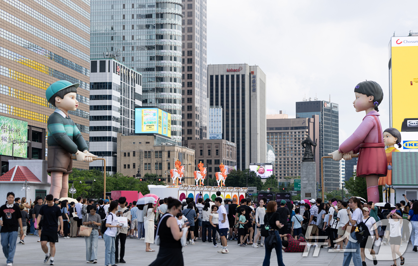 (서울=뉴스1) 이승배 기자 = 29일 오후 서울 세종대로 광화문광장에서 '2025 K콘텐츠 서울여행주간: 소울스팟을 찾아라' 행사의 일환으로 마련된 넷플릭스 오징어 게임 체험존에 …