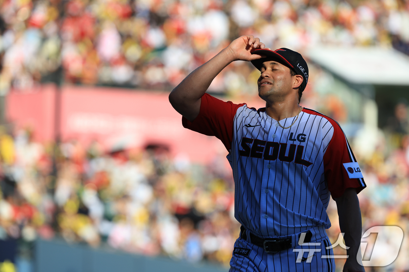 (서울=뉴스1) 박정호 기자 = LG 선발 치리노스가 29일 오후 서울 송파구 잠실야구장에서 열린 프로야구 '2025 신한 SOL뱅크 KBO 리그' KIA 타이거즈와 LG 트윈스의 …