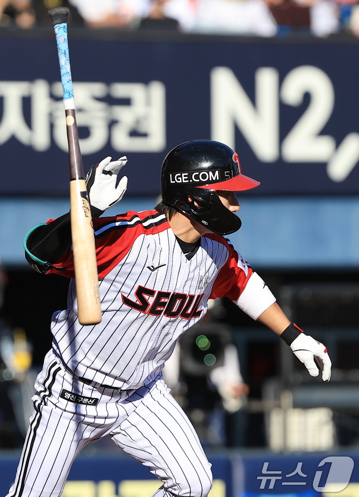 본문 이미지 - 29일 오후 서울 송파구 잠실야구장에서 열린 프로야구 &#39;2025 신한 SOL뱅크 KBO 리그&#39; KIA 타이거즈와 LG 트윈스의 경기 3회말 1사 주자2루 상황 LG 신민재가 1타점 안타를 날리고 있다. 2025.6.29/뉴스1 ⓒ News1 박정호 기자