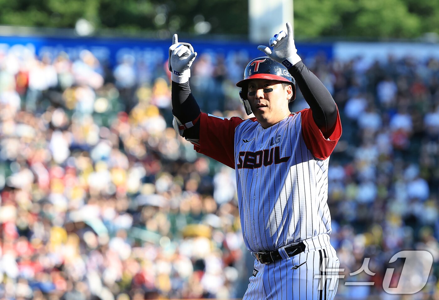 본문 이미지 - 29일 오후 서울 송파구 잠실야구장에서 열린 프로야구 &#39;2025 신한 SOL뱅크 KBO 리그&#39; KIA 타이거즈와 LG 트윈스의 경기 3회말 1사 주자1루 상황 LG 김현수가 안타를 친 뒤 1루에 안착해 세리머니를 하고 있다. 2025.6.29/뉴스1 ⓒ News1 박정호 기자