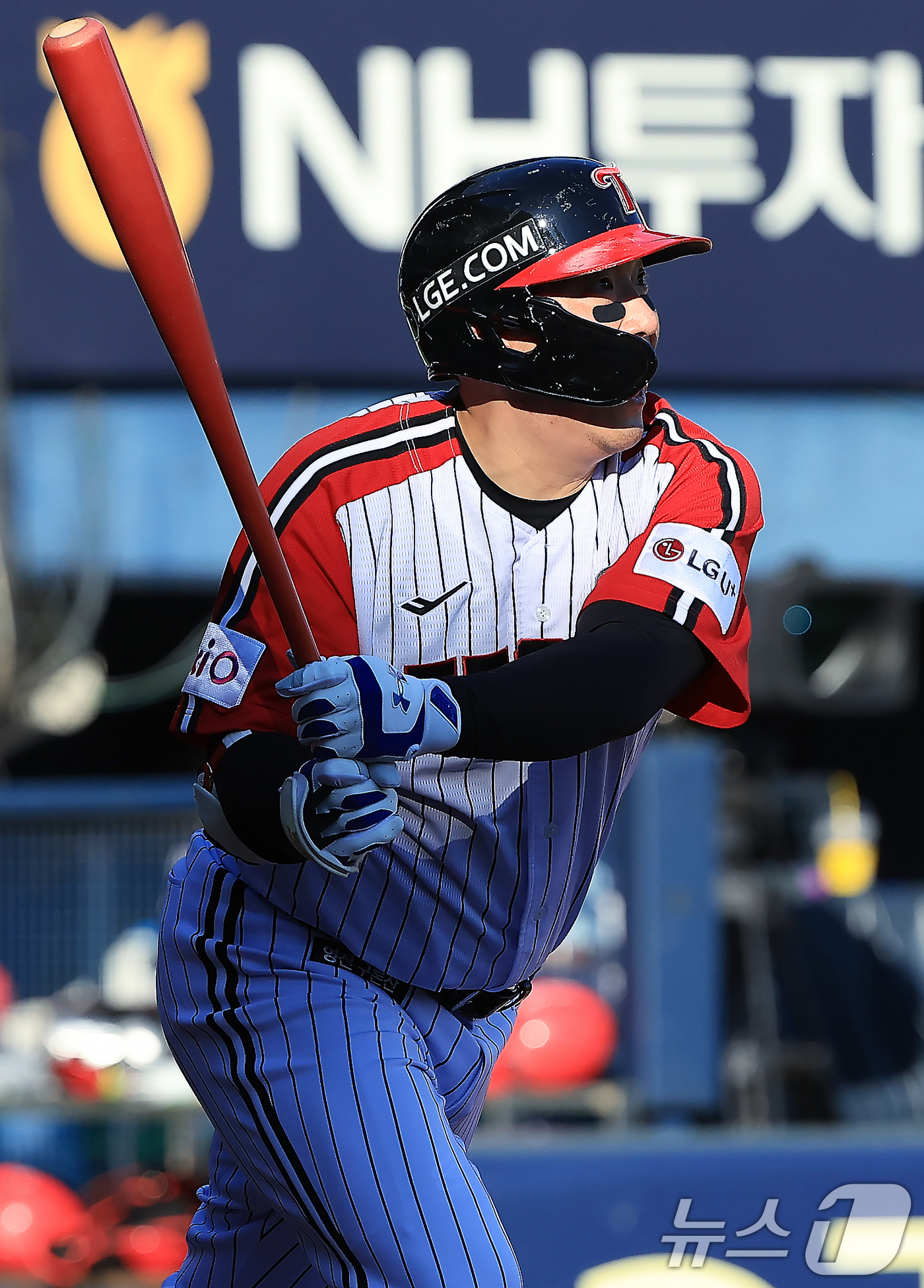 (서울=뉴스1) 박정호 기자 = 29일 오후 서울 송파구 잠실야구장에서 열린 프로야구 '2025 신한 SOL뱅크 KBO 리그' KIA 타이거즈와 LG 트윈스의 경기 3회말 1사 주 …