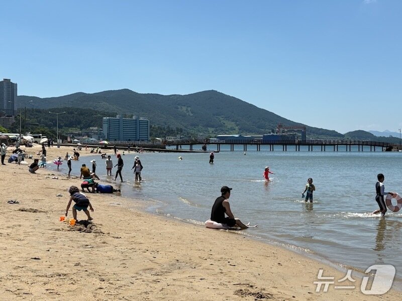 본문 이미지 - 29일 거제 사곡해수욕장을 찾은 피서객들이 물놀이를 즐기고 있다.2025.06.29/뉴스1 강미영기자