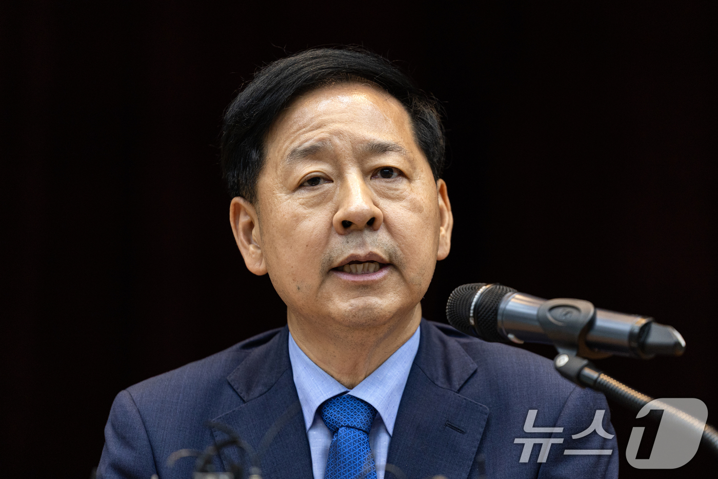 (서울=뉴스1) 이승배 기자 = 이재명 정부 첫 경제부총리 겸 기획재정부 장관 후보자로 지명된 구윤철 전 국무조정실장이 29일 서울 중구 예금보험공사에서 기자단 간담회를 하고 있다 …