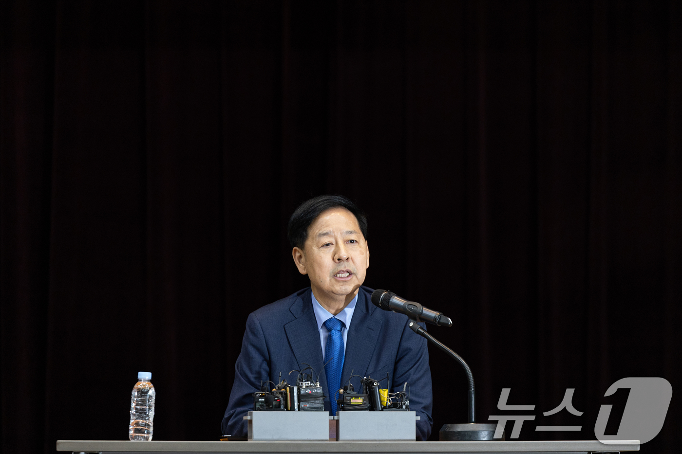 (서울=뉴스1) 이승배 기자 = 이재명 정부 첫 경제부총리 겸 기획재정부 장관 후보자로 지명된 구윤철 전 국무조정실장이 29일 서울 중구 예금보험공사에서 기자단 간담회를 하고 있다 …