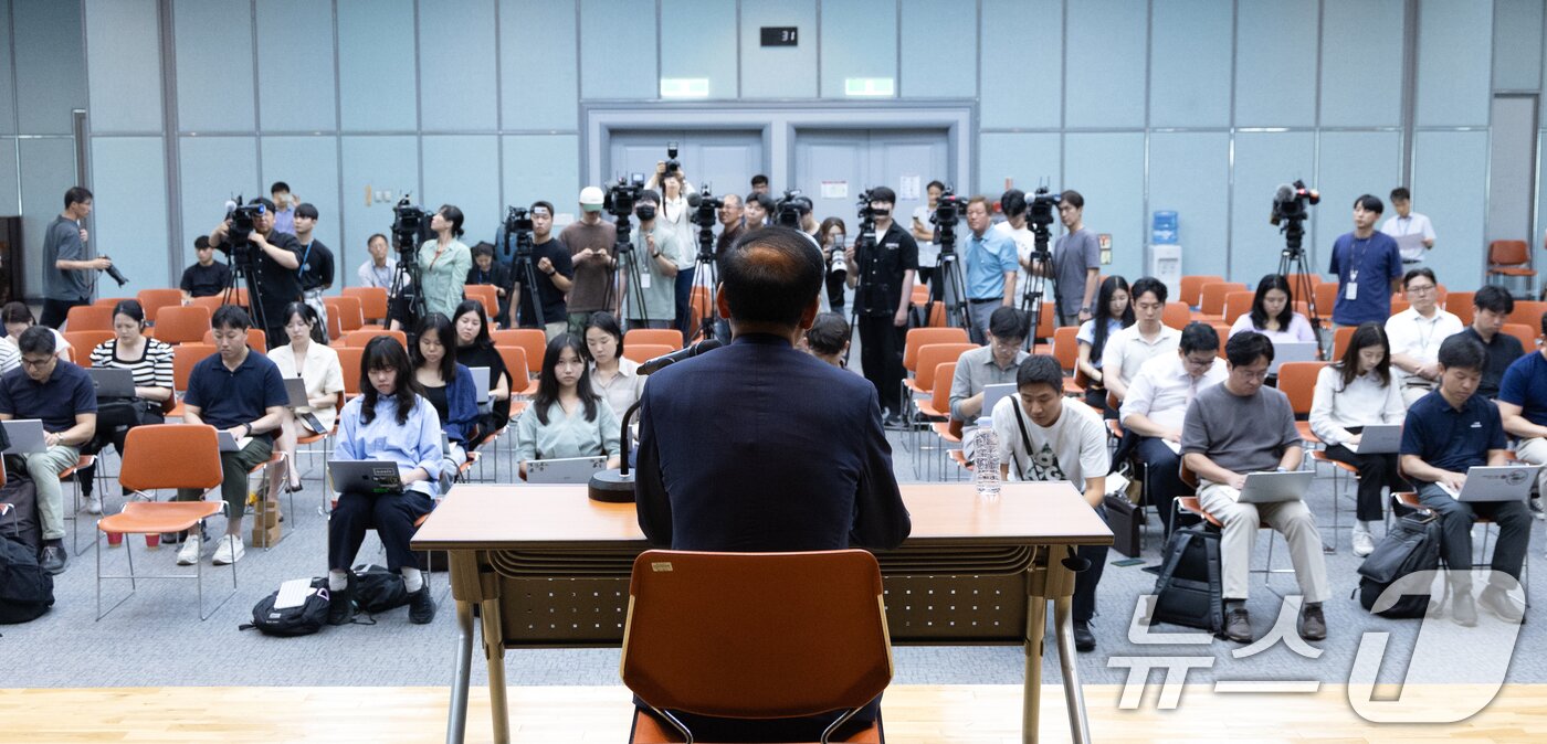 본문 이미지 - 이재명 정부 첫 경제부총리 겸 기획재정부 장관 후보자로 지명된 구윤철 전 국무조정실장이 29일 서울 중구 예금보험공사에서 기자단 간담회를 하고 있다. 2025.6.29/뉴스1 ⓒ News1 이승배 기자