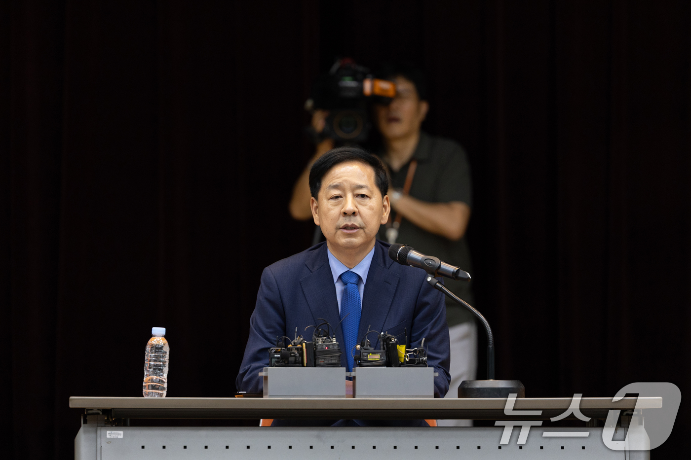 (서울=뉴스1) 이승배 기자 = 이재명 정부 첫 경제부총리 겸 기획재정부 장관 후보자로 지명된 구윤철 전 국무조정실장이 29일 서울 중구 예금보험공사에서 기자단 간담회를 하고 있다 …