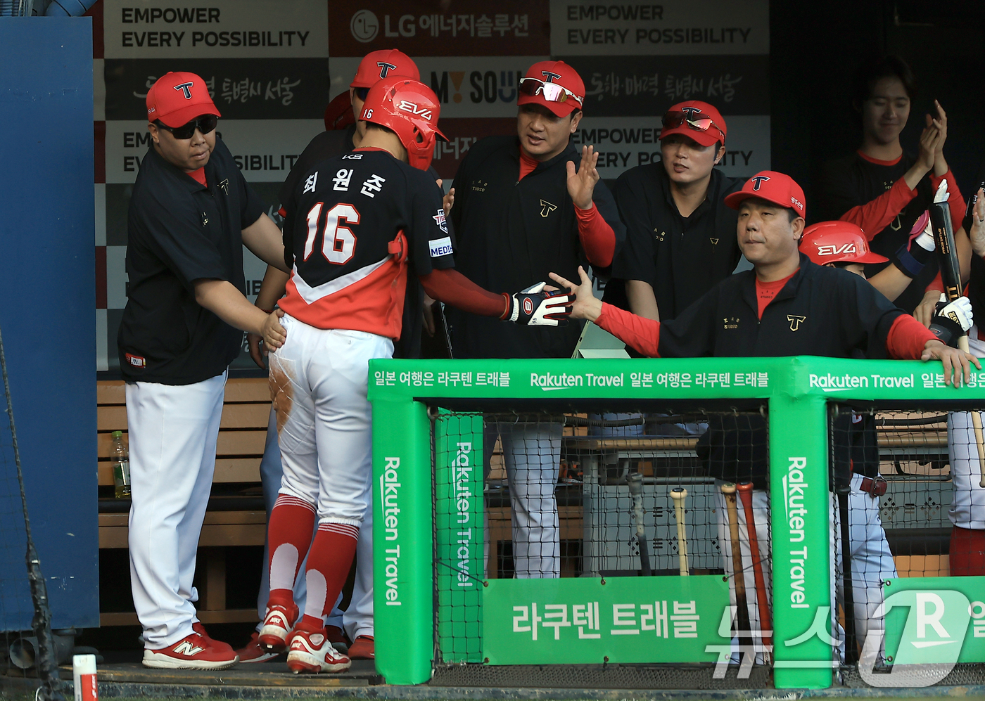 (서울=뉴스1) 박정호 기자 = 29일 오후 서울 송파구 잠실야구장에서 열린 프로야구 '2025 신한 SOL뱅크 KBO 리그' KIA 타이거즈와 LG 트윈스의 경기 6회초 1사 주 …