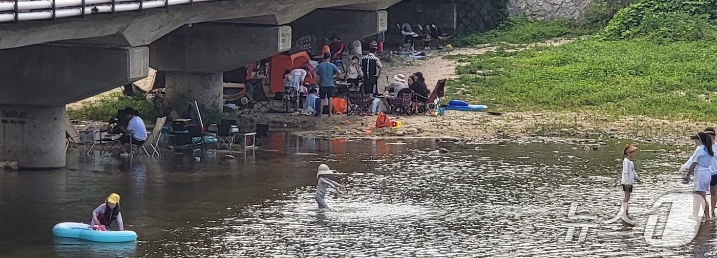 본문 이미지 - 29일 낮 강원 원주시 호처면 산현리 일리천 주변에 몰려든 관광객들의 모습. 2025.6.29/뉴스1 신관호 기자