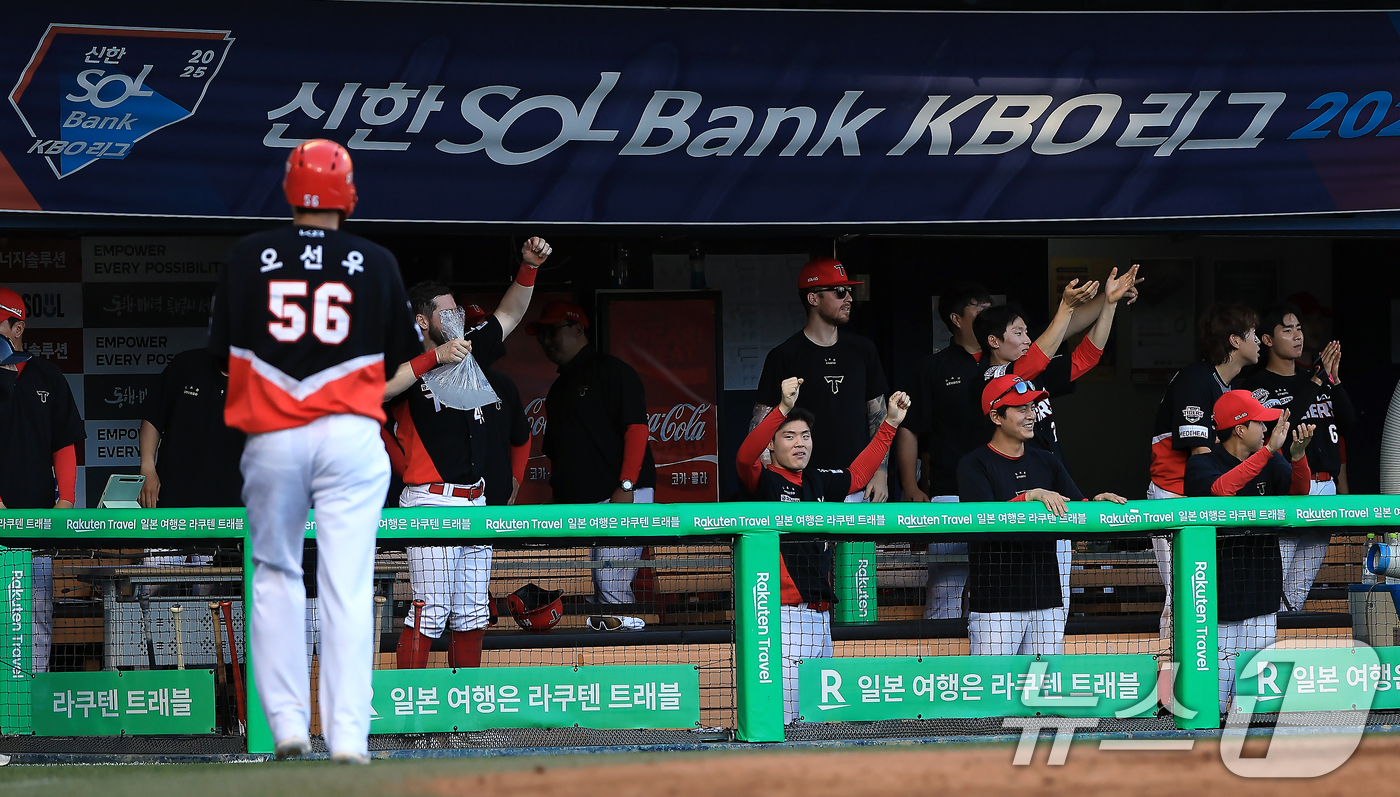 (서울=뉴스1) 박정호 기자 = 29일 오후 서울 송파구 잠실야구장에서 열린 프로야구 '2025 신한 SOL뱅크 KBO 리그' KIA 타이거즈와 LG 트윈스의 경기 6회초 대량 득 …