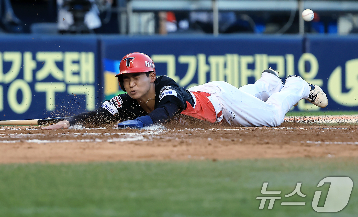 (서울=뉴스1) 박정호 기자 = 29일 오후 서울 송파구 잠실야구장에서 열린 프로야구 '2025 신한 SOL뱅크 KBO 리그' KIA 타이거즈와 LG 트윈스의 경기 8회초 2사 주 …