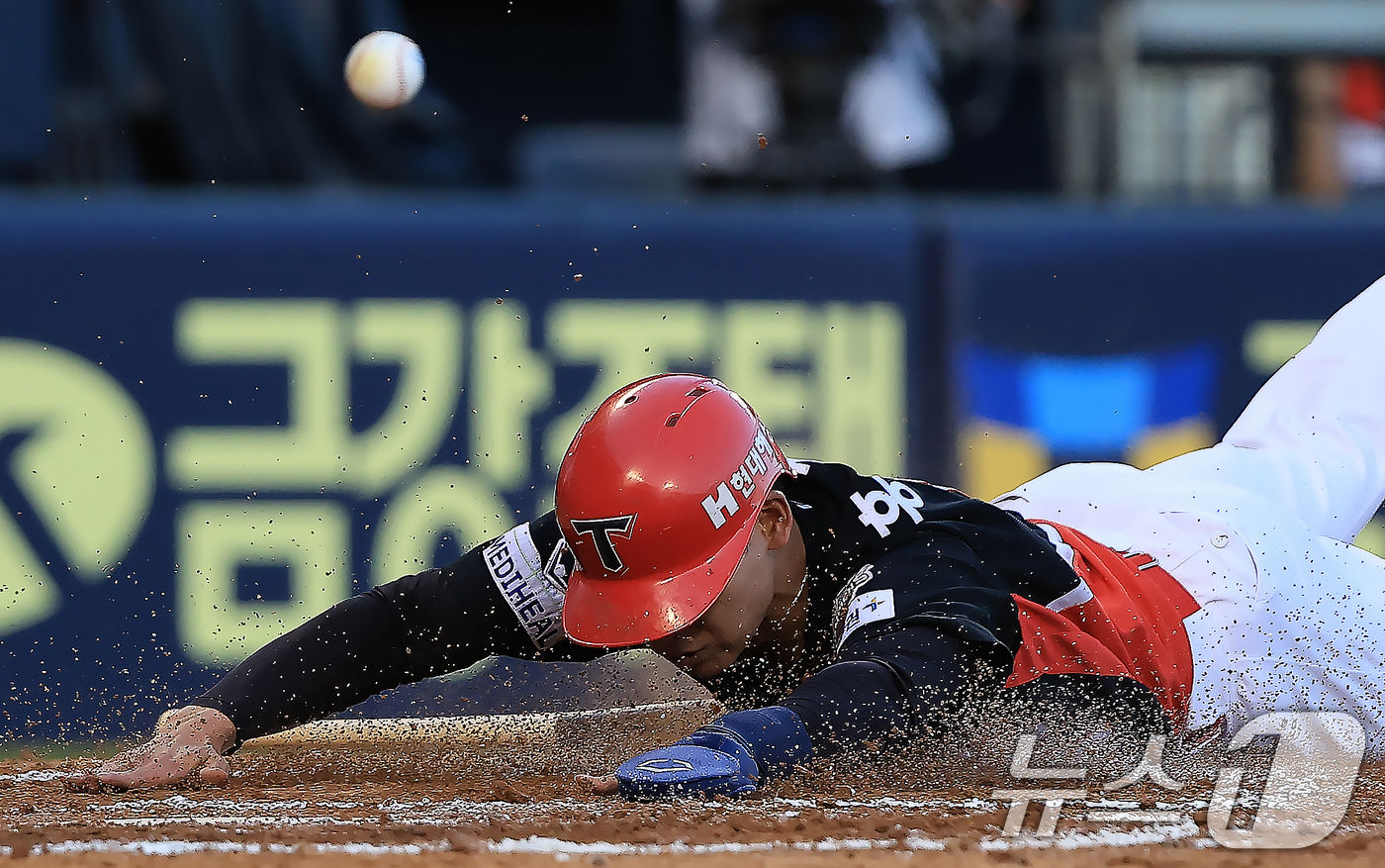 (서울=뉴스1) 박정호 기자 = 29일 오후 서울 송파구 잠실야구장에서 열린 프로야구 '2025 신한 SOL뱅크 KBO 리그' KIA 타이거즈와 LG 트윈스의 경기 8회초 2사 주 …