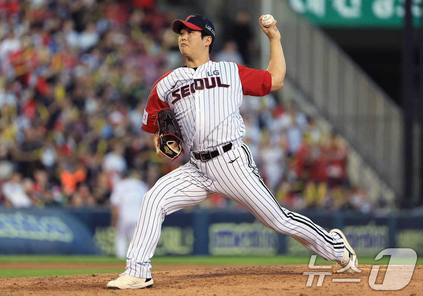 (서울=뉴스1) 박정호 기자 = 29일 오후 서울 송파구 잠실야구장에서 열린 프로야구 '2025 신한 SOL뱅크 KBO 리그' KIA 타이거즈와 LG 트윈스의 경기 9회초 LG 함 …