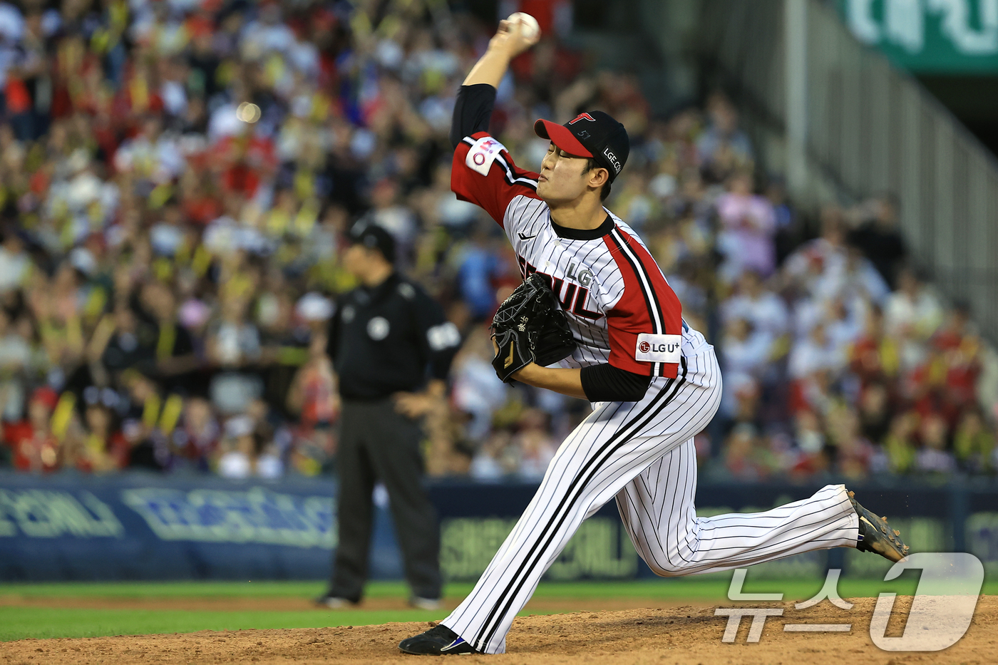 (서울=뉴스1) 박정호 기자 = 29일 오후 서울 송파구 잠실야구장에서 열린 프로야구 '2025 신한 SOL뱅크 KBO 리그' KIA 타이거즈와 LG 트윈스의 경기 9회초 LG 김 …