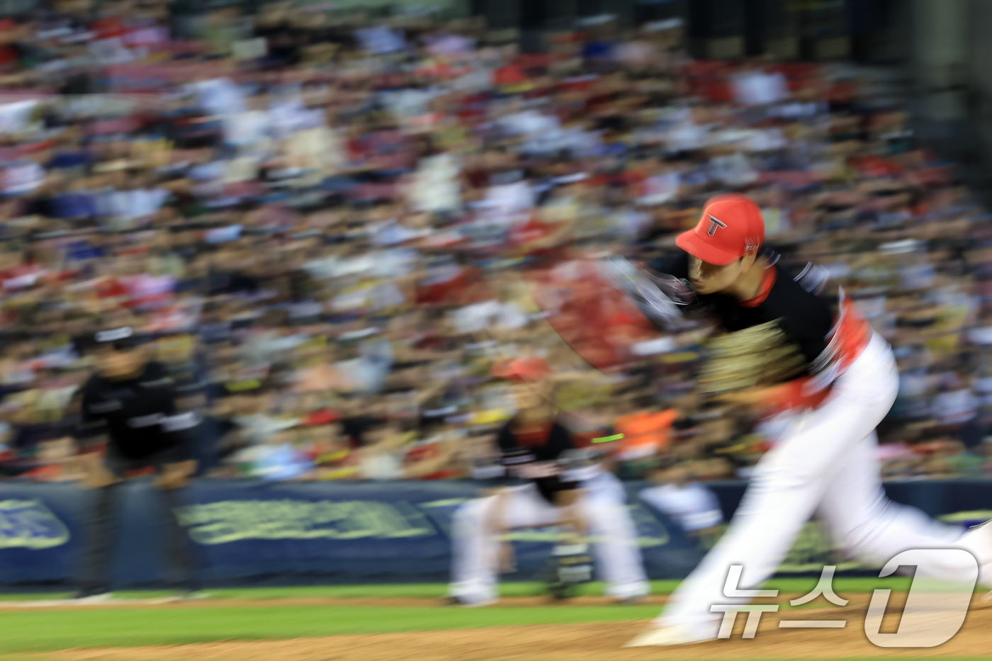 (서울=뉴스1) 박정호 기자 = 29일 오후 서울 송파구 잠실야구장에서 열린 프로야구 '2025 신한 SOL뱅크 KBO 리그' KIA 타이거즈와 LG 트윈스의 경기 9회말 KIA …