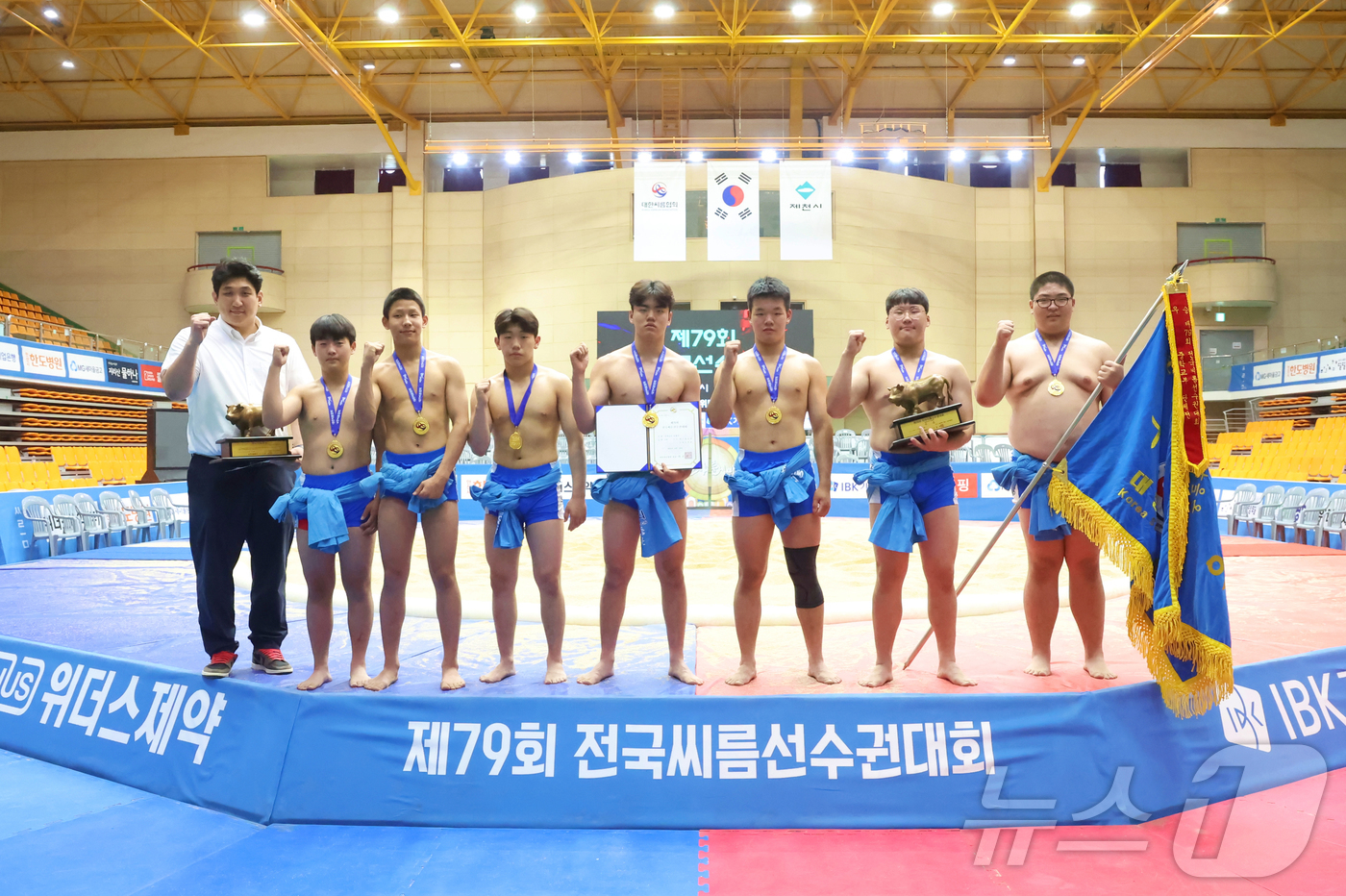 (서울=뉴스1) = 29일 충청북도 제천시 제천체육관에서 열린 '제79회 전국씨름선수권대회' 남자중학교부 단체전 우승을 차지한 능인중학교(대구광역시)가 정경진 감독(왼쪽 첫번째)과 …