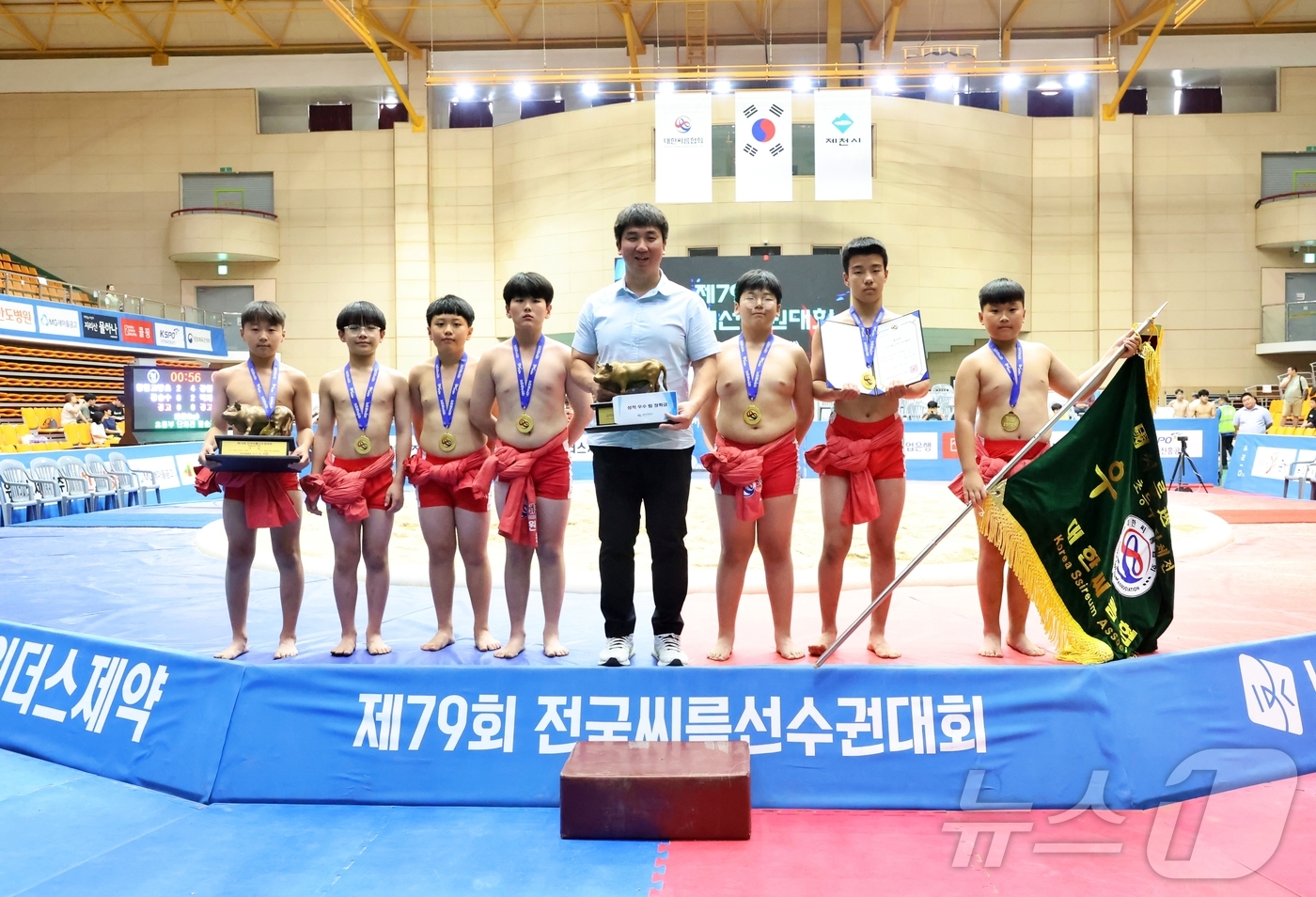 (서울=뉴스1) = 29일 충청북도 제천시 제천체육관에서 열린 ‘제79회 전국씨름선수권대회' 중학교부 개인전에서 1위를 차지한 정성재(신어중), 박건률(신어중), 박현태(신어중), …