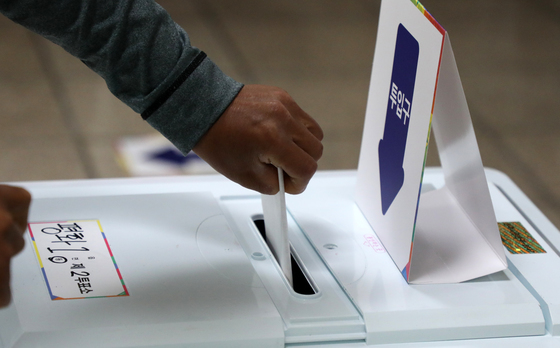 "기표 실수"…대선 투표용지 찢어 훼손한 60대