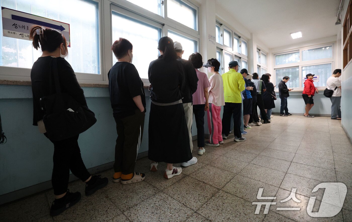 본문 이미지 - 제21대 대통령 선거일인 3일 서울 강동구 성내중학교 과학실험실에 마련된 성내1동 제2투표소에서 유권자들이 줄서서 투표 시작을 기다리고 있다. 2025.6.3/뉴스1 ⓒ News1 박세연 기자