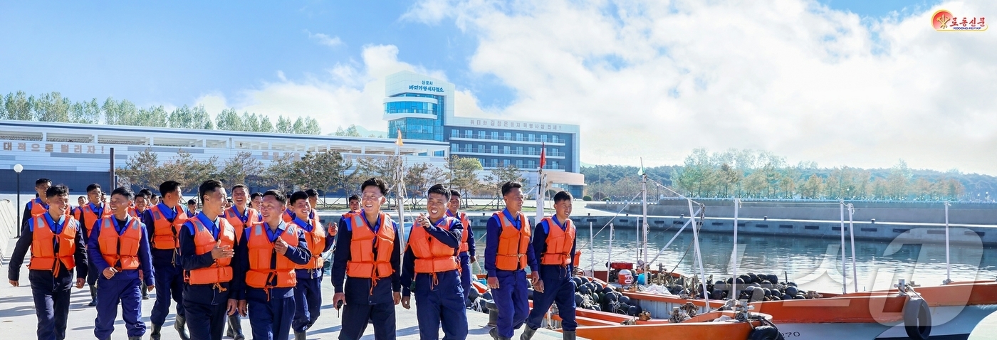 (평양 노동신문=뉴스1) = 북한 노동당 기관지 노동신문은 3일 신포시 바닷가 양식사업소를 조명하며 "동해의 은정어린 포구에 보답의 열기가 드높다"고 보도했다. [국내에서만 사용가 …