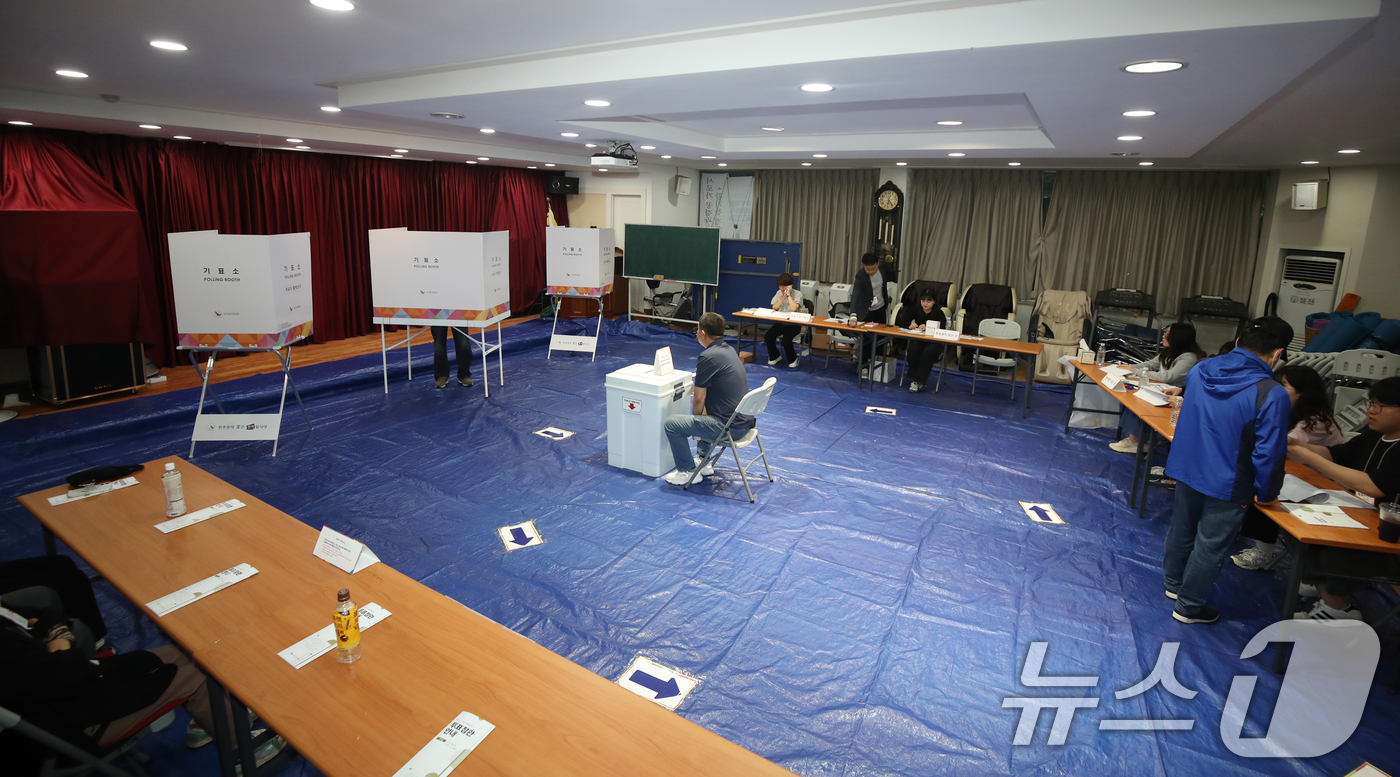 (제주=뉴스1) 오현지 기자 = 제21대 대통령 선거일인 3일 제주 용담1동 노인복지회관에 마련된 용담1동 제1투표소에서 유권자들이 투표 준비를 하고 있다. 2025.6.3/뉴스1 …