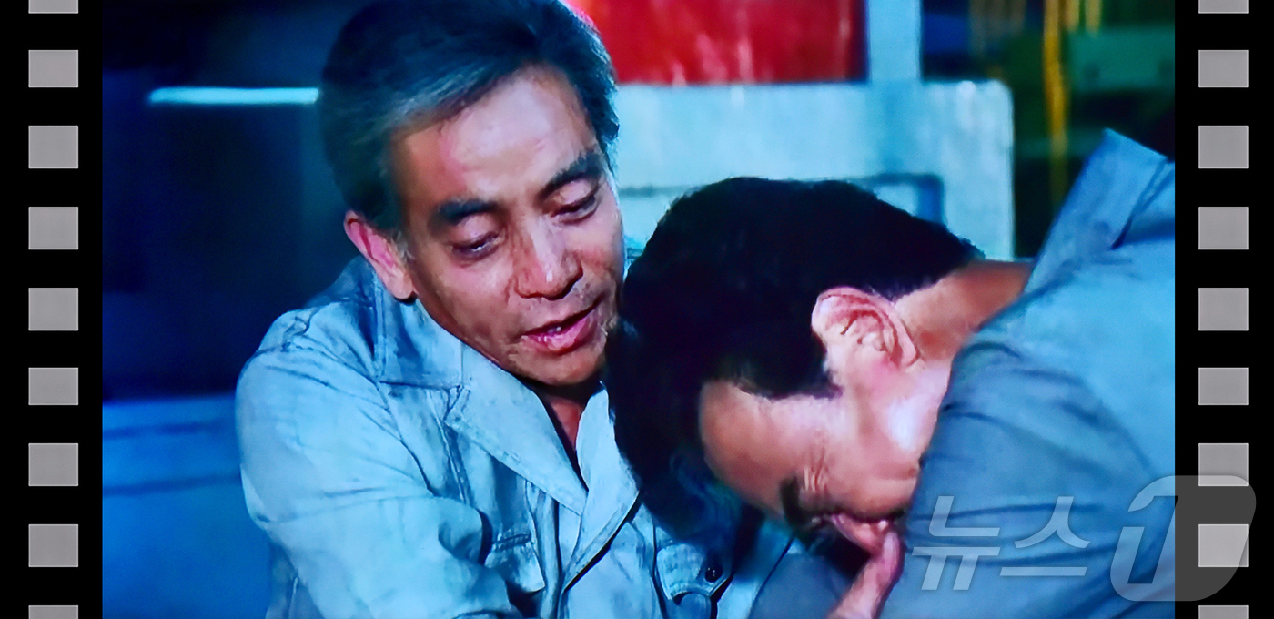 (평양 노동신문=뉴스1) = 북한 노동당 기관지 노동신문은 3일 예술영화 '한 당원의 모습'을 언급하며 당원들의 충성심을 강조했다. [국내에서만 사용가능. 재배포 금지. DB 금지 …