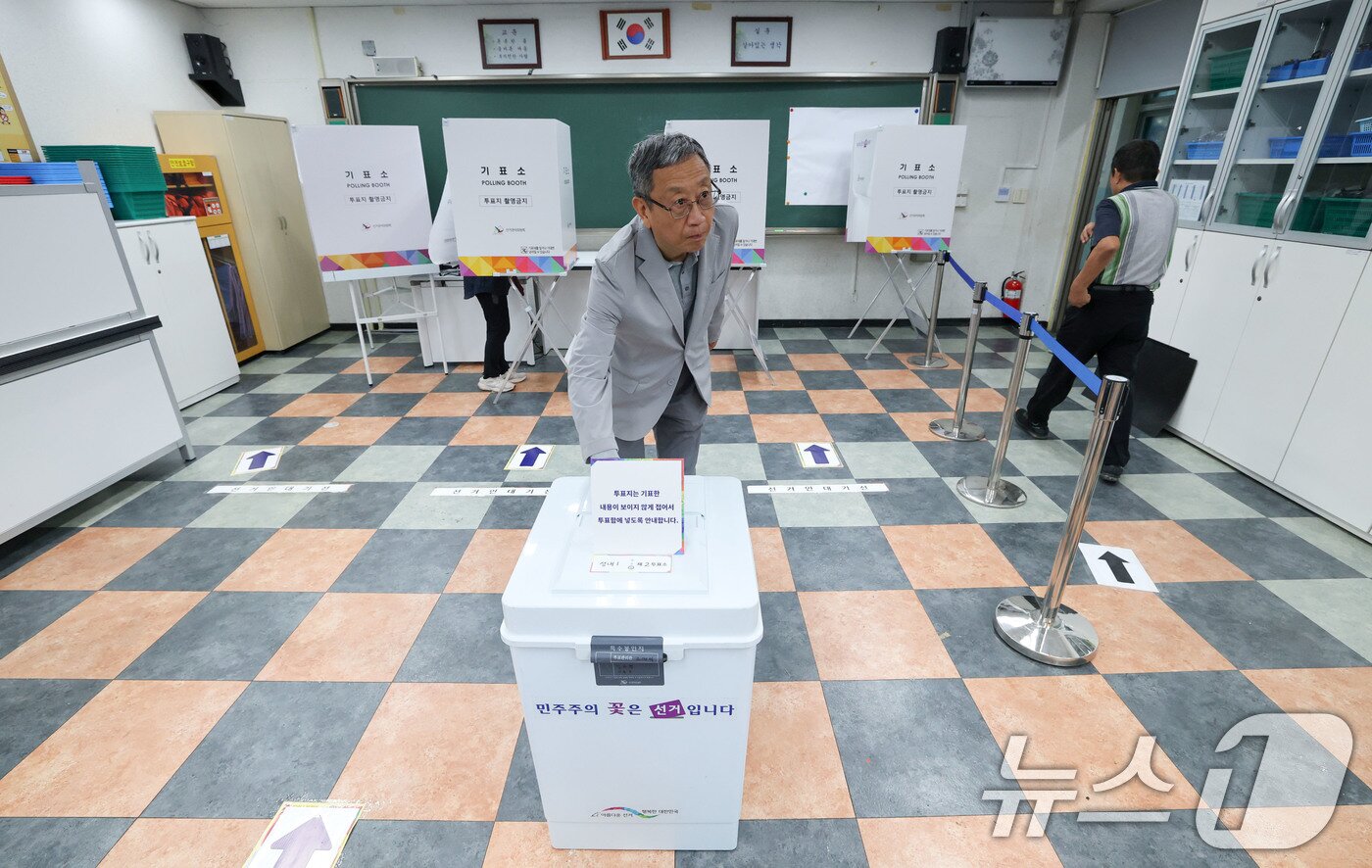 본문 이미지 - 제21대 대통령 선거일인 3일 서울 강동구 성내중학교 과학실험실에 마련된 성내1동 제2투표소에서 한 유권자들이 투표하고 있다. 2025.6.3/뉴스1 ⓒ News1 박세연 기자