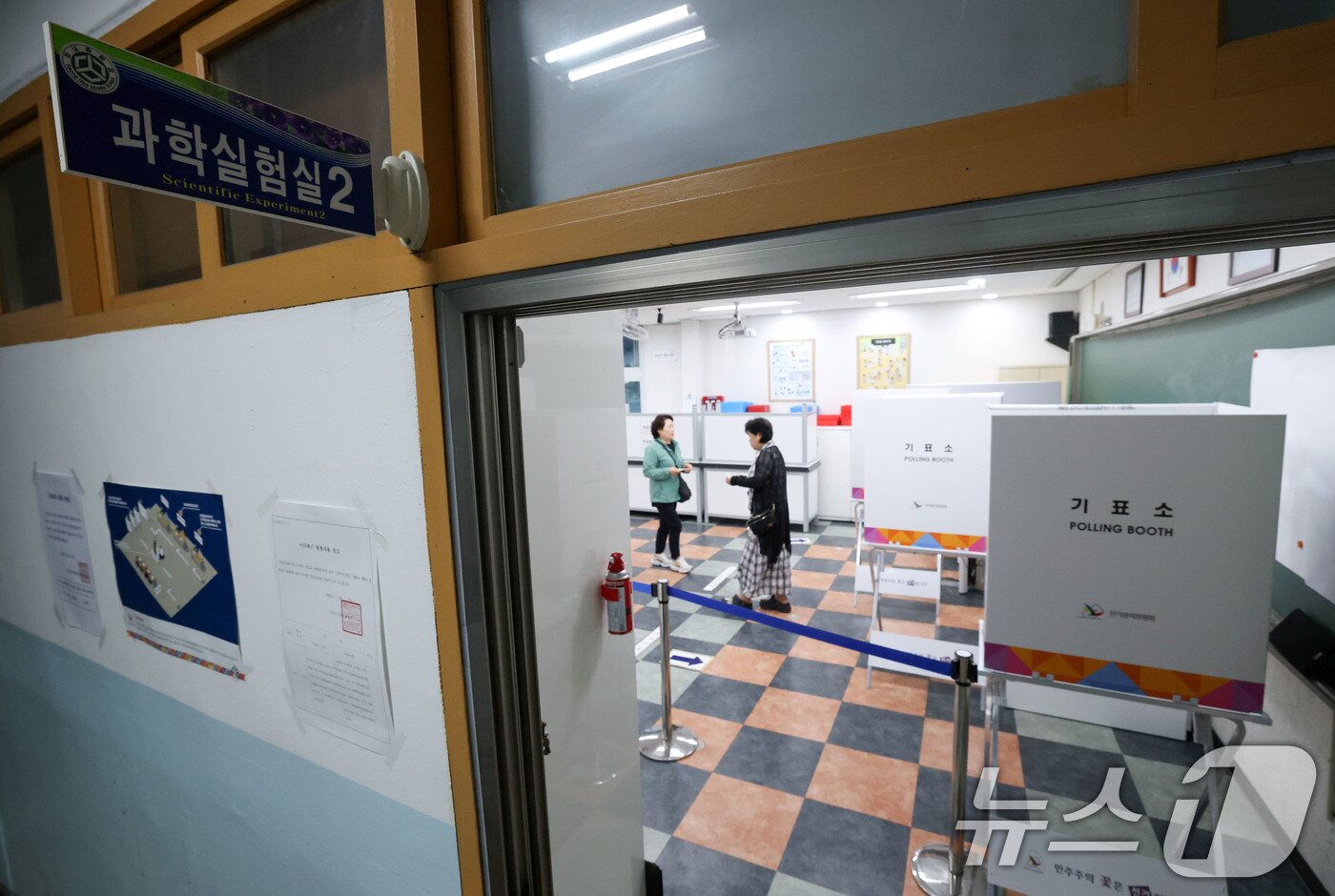 본문 이미지 - 제21대 대통령 선거일인 3일 서울 강동구 성내중학교 과학실험실에 마련된 성내1동 제2투표소에서 한 유권자가 한표를 행사하고 있다. 2025.6.3/뉴스1 ⓒ News1 박세연 기자