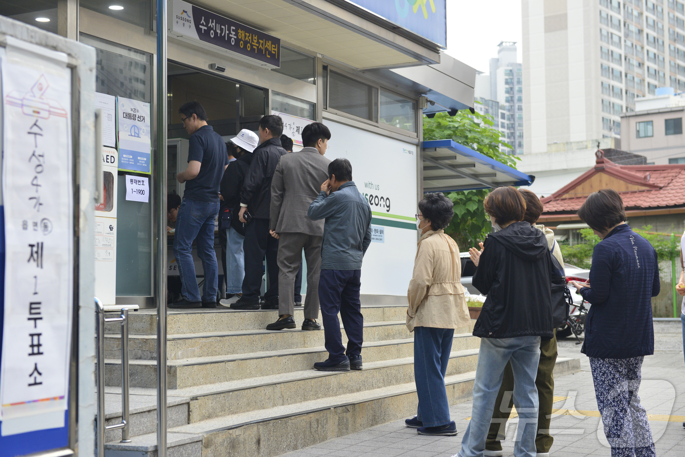 (대구=뉴스1) 이성덕 기자 = 제21대 대통령 선거일인 3일 대구 수성구 수성4가동행정복지센터에 마련된 투표소에 유권자들이 줄서서 투표 시작을 기다리고 있다. 2025.6.3/뉴 …