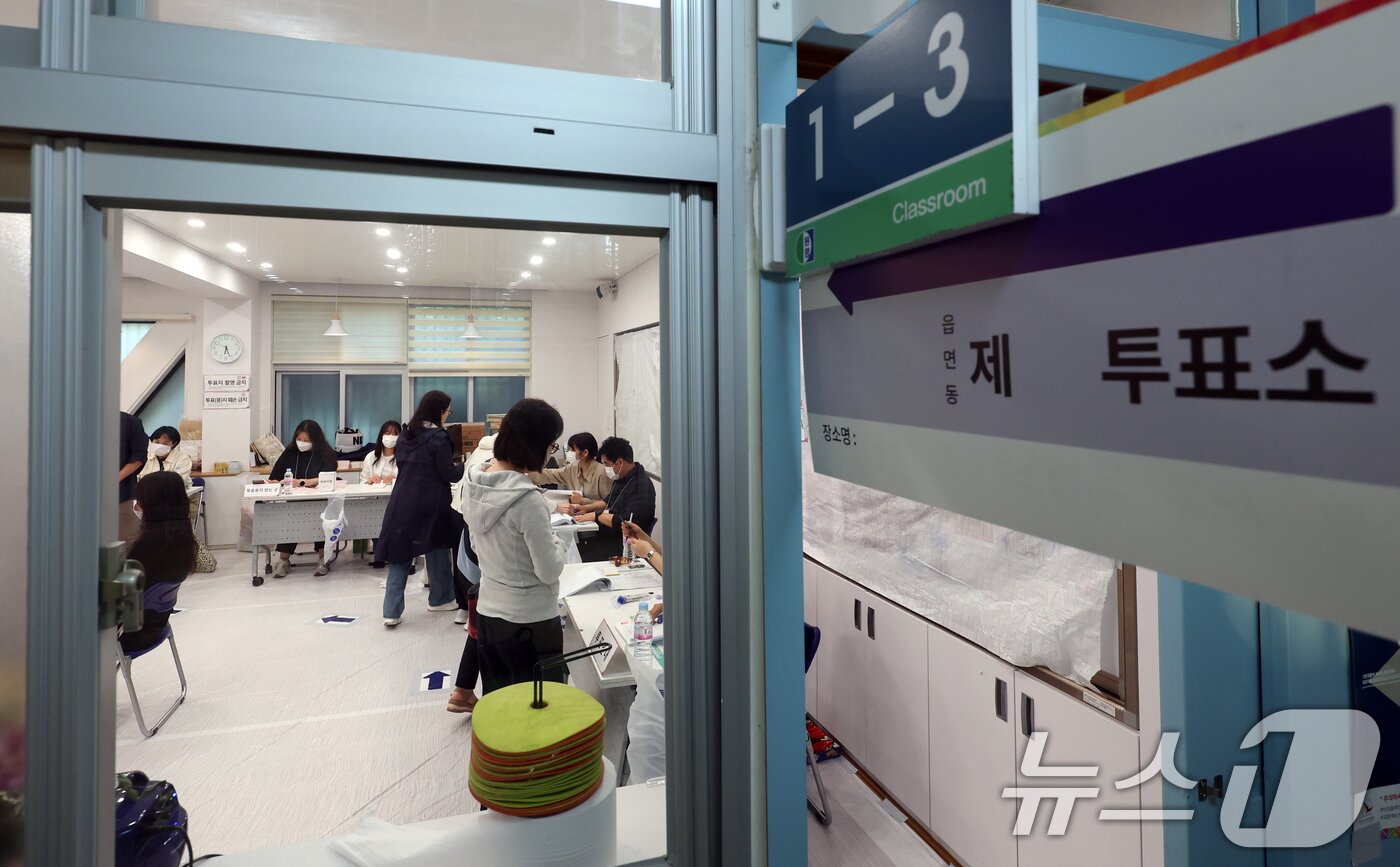 본문 이미지 - 제21대 대통령선거일인 3일 오전 서울 서초구 서초4동 제3투표소가 설치된 원명초등학교에서 주민들이 투표를 하고 있다.2025.6.3/뉴스1 ⓒ News1 김명섭 기자