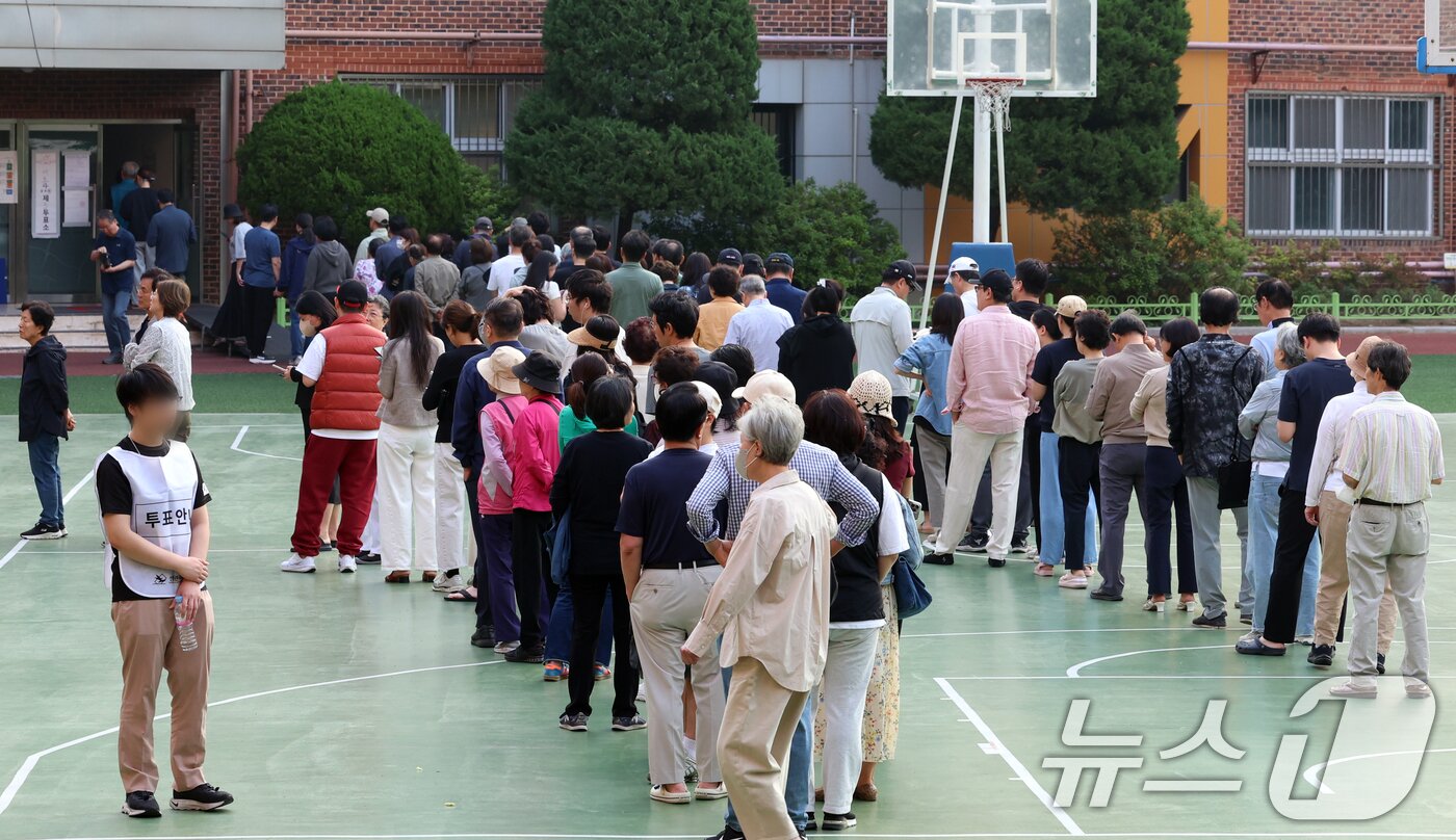 본문 이미지 - 제21대 대통령선거일인 3일 오전 서울 서초구 서초4동 제3투표소가 설치된 원명초등학교에서 주민들이 길게 줄서서 투표를 기다리고 있다.2025.6.3/뉴스1 ⓒ News1 김명섭 기자